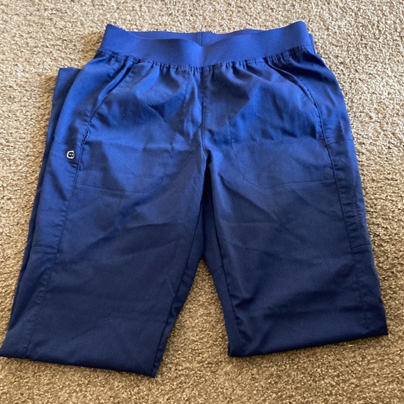 Winderwink pro scrub set. Navy. Barely worn. Top small. Bottoms small tall. - Picture 4 of 4